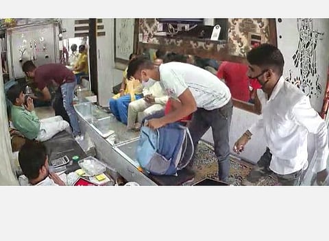 முகக்கவசம், பூச்சிமருந்தில் கைகழுவி கரோனா விதிமுறைகளுடன் உ.பி.யின் அலிகரில் துப்பாக்கி முனையில் ரூ.40 லட்சம் நகை திருட்டு