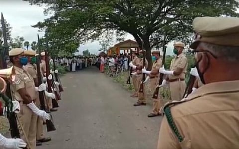 கரோனாவால் உயிரிழந்த நெல்லை மாநகர் தச்சநல்லூர் உதவி காவல் ஆய்வாளர் உடலுக்கு 21 குண்டுகள் முழங்க அஞ்சலி