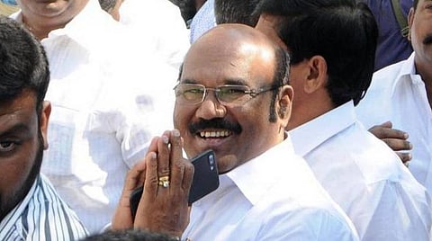 கடலுக்கு சென்று மீனவர்களிடம் குறைகளை கேட்ட அமைச்சர்