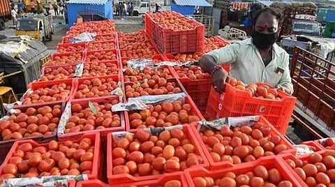 திருமழிசை தற்காலிக சந்தையில் உயர்ந்து வரும் காய்கறி விலை: பீன்ஸ் ரூ.90, தக்காளி ரூ.45-க்கு விற்பனை