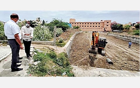 பல்லாவரம், கீழ்கட்டளை ஏரியில் உபரிநீர் வெளியேறும் வகையில் அமைக்கப்படும் கால்வாய் பணிகளை பொதுப்பணித் துறை நீர்வள ஆதாரத் துறை முதன்மை தலைமை பொறியாளர் ராமமூர்த்தி ஆய்வு செய்தார்.