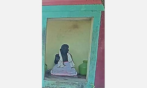 தெளி கிராமத்தில் அமைந்துள்ள பூசாரி வரதராஜுலு கோயில். உள்படம்: வரதராஜூலு சிலை.