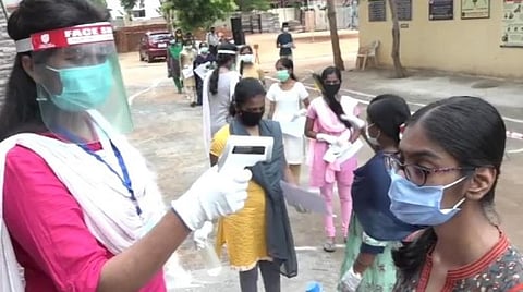 மாணவிகளுக்கு வெப்பநிலை பரிசோதனை