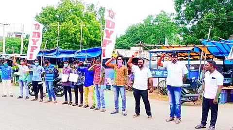 திருவெறும்பூரில் ஆர்ப்பாட்டத்தில் ஈடுபட்ட இந்திய ஜனநாயக வாலிபர் சங்கத்தினர். படம்: ஜி.ஞானவேல்முருகன்.