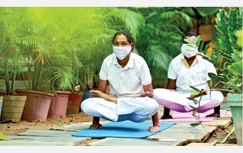 கரோனா வைரஸ் தொற்றில் இருந்து மீண்டவர்களுக்கு வழிகாட்டு நெறிமுறைகள்: யோகா பயிற்சி செய்ய மத்திய அரசு பரிந்துரை
