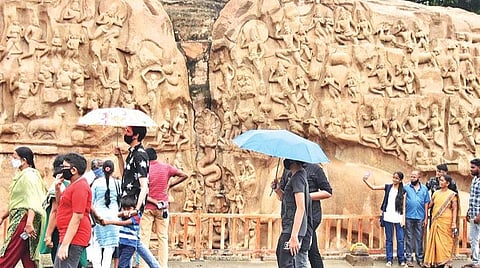 சுற்றுலாத்தலமான மாமல்லபுரத்தில், அர்ஜுனன் தபசு கலைச்சின்னத்தின் வெளிப்பகுதியில் சுற்றுலாப் பயணிகள்.