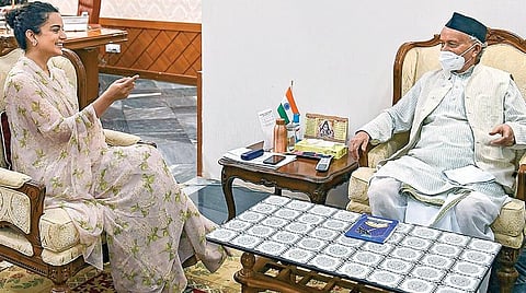 மகாராஷ்டிர ஆளுநர் பகத் சிங் கோஷ்யாரியை இந்தி நடிகை கங்கனா ரனாவத் மும்பையில் நேற்று சந்தித்து பேசினார். படம்: பிடிஐ