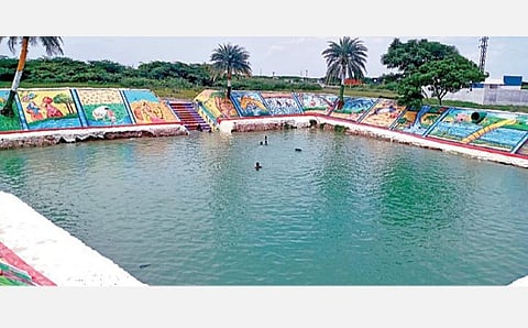 ஸ்ரீபெரும்புதூர் ஊராட்சி ஒன்றியம், போந்தூர் ஊராட்சியில் சீரமைக்கப்பட்ட வடாத்தா குளம், பக்கவாட்டுச் சுவரில் வரையப்பட்ட சித்திரங்களால்  புதுப்பொலிவு பெற்றுள்ளது. படம்: பெ.ஜேம்ஸ்குமார்