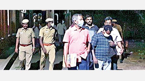 கைதான வேளாண் ஒப்பந்த ஊழியர்களை குற்றவியல் நடுவர் மன்ற உத்தரவின் பேரில் கடலூர் மத்திய சிறைக்கு அழைத்துச் செல்லும் சிபிசிஐடி போலீஸார்.