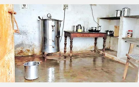 பந்தலூர் அரசு மருத்துவமனை பிரசவ வார்டுக்குள் கூரையிலிருந்து ஒழுகும் மழை நீரை பிடிக்க வைக்கப்பட்டுள்ள பாத்திரம்.