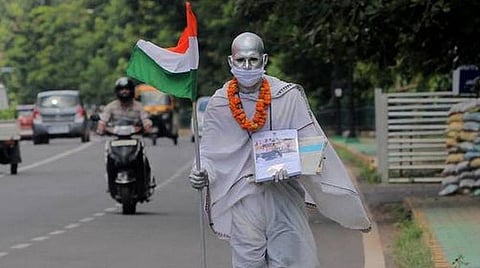 புவனேஷ்வரில் மகாத்மா காந்தி போல் வேடமிட்டு சமூக செயல்பாட்டாளர் ஒருவர் கரோனா விழிப்புணர்வில் ஈடுபட்ட காட்சி. | படம்: விஸ்வரஞ்சன் ராவத்.