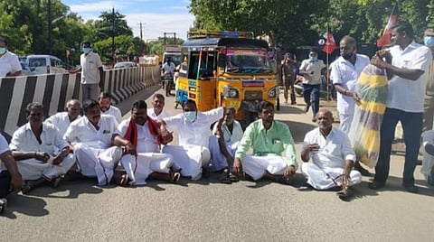 அண்ணா சிலைக்கு மாலை அணிவிக்க அனுமதி மறுப்பு: கோவில்பட்டியில் மதிமுகவினர் சாலை மறியல்