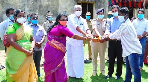 உள்விளையாட்டரங்க கட்டுமானப் பணிக்கான பூமி பூஜையில் கலந்துகொண்ட அமைச்சர் ஆர்.கமலக்கண்ணன், எம்எல்ஏ கீதா ஆனந்தன், ஆட்சியர் அர்ஜூன் சர்மா உள்ளிட்டோர்.