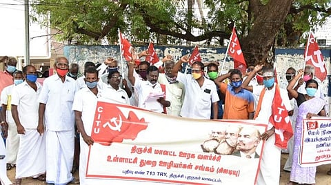 திருச்சி மாவட்ட ஆட்சியர் அலுவலகம் அருகே ஆர்ப்பாட்டத்தில் ஈடுபட்ட சிஐடியு திருச்சி மாவட்ட ஊரக வளர்ச்சி-உள்ளாட்சித் துறை ஊழியர் சங்கத்தினர்.