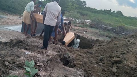 குளத்தில் குதித்து தற்கொலை செய்த தாய், மகளின் உடல்கள் ஒரே இடத்தில் அடக்கம்: உறவினர்கள் கைவிட்ட நிலையில் நெகிழச்செய்த காவல்துறையின் மனிதாபிமானம்