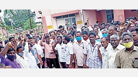 தமிழ்நாடு மின்வாரிய தொழிற்சங்கக் கூட்டு நடவடிக்கைக் குழு சார்பில், செங்கல்பட்டு மேற்பார்வை பொறியாளர் அலுவலகம் முன்பு நேற்று ஆர்ப்பாட்டத்தில் ஈடுபட்ட மின் வாரிய ஊழியர்கள்.