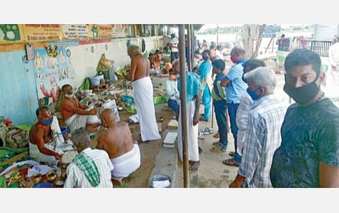 ﻿திருச்சி ஸ்ரீரங்கம் அம்மா மண்டபம் காவிரிக் கரையில் நேற்று முன்னோர்களுக்கு தர்ப்பணம் கொடுத்த மக்கள். படம்: எம்.ஸ்ரீநாத்﻿