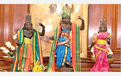 லண்டனில் மீட்கப்பட்ட ராமர், லட்சுமணர் மற்றும் சீதை சிலைகள்.﻿