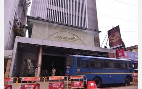 பெங்களூரு ஐஎம்ஏ நிறுவன மோசடி வ‌ழக்கில் 2 ஐபிஎஸ் உட்பட 5 போலீஸார் மீது சிபிஐ குற்றப்பத்திரிகை தாக்கல்