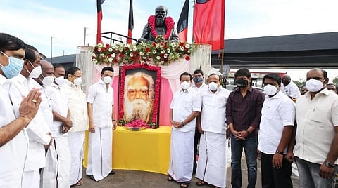 பெரியார் சிலைக்கு மரியாதை செலுத்திய ஸ்டாலின் உள்ளிட்டோர்.