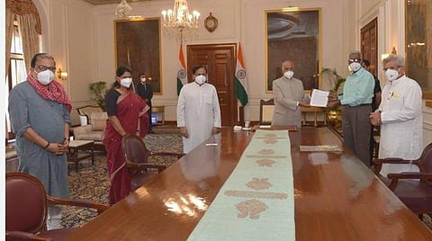 குடியரசுத் தலைவர் ராம்நாத் கோவிந்திடம் மனு அளித்த எதிர்க்கட்சித் தலைவர்கள் டி.ராஜா, சீதாராம் யெச்சூரி, கனிமொழி, அகமது படேல்.