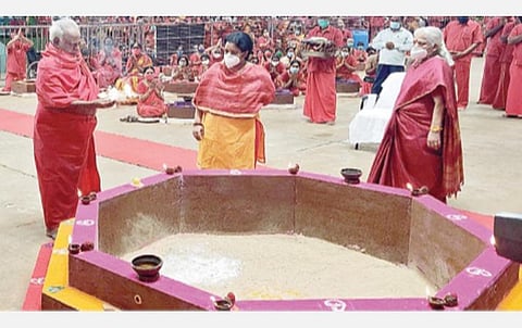 மேல்மருவத்தூர் ஆதிபராசக்தி சித்தர் பீடத்தில் கரோனா தொற்று நீங்கவும், முன்னோர்களின் ஆன்மா சாந்தி அடையவும் நடைபெற்ற சிறப்பு வேள்வியை தொடங்கி வைக்கிறார் பங்காரு அடிகளார்.