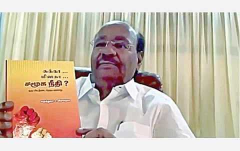 தான் எழுதிய ‘சுக்கா... மிளகா... சமூகநீதி?‘ என்ற நூலுடன் பாமக நிறுவனர் ராமதாஸ்.