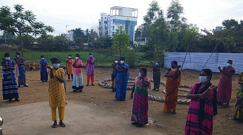 புதுக்கோட்டை அரசு மகளிர் கலைக் கல்லூரியில் உள்ள கரோனா சித்த மருத்துவ சிகிச்சை மையத்தில் அளிக்கப்படும் பயிற்சியில் பங்கேற்றோர்.