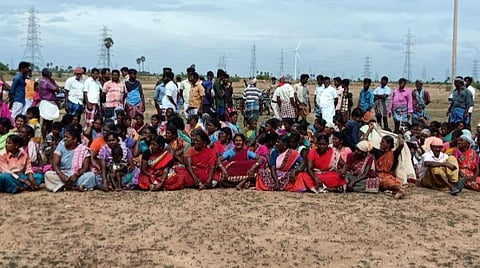 கயத்தாறு அருகே  தலையால்நடந்தான்குளம் கிராமத்தில் மின்சாரம் தாக்கி விவசாயி உயிரிழந்ததை தொடர்ந்து, மின்கம்பங்களை சீரமைக்க வலியுறுத்தி அங்குள்ள குளத்தில் இறங்கி கிராம மக்கள் போராட்டத்தில் ஈடுபட்டனர்.