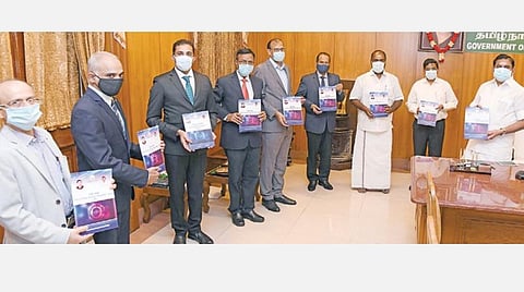 ‘கனெக்ட்’ மாநாட்டையொட்டி, தகவல் தொழில்நுட்பத் துறையால் உருவாக்கப்பட்டுள்ள 3 கொள்கைகளை முதல்வர் பழனிசாமி நேற்று வெளியிட்டார். இதில் அமைச்சர் ஆர்.பி.உதயகுமார், தலைமைச் செயலர் க.சண்முகம், தகவல் தொழில்நுட்பவியல் துறை கூடுதல் தலைமைச் செயலர் ஹன்ஸ்ராஜ் வர்மா, தமிழ்நாடு மின்னணு நிறுவன மேலாண்மை இயக்குநர் எம்.விஜயகுமார், மின்ஆளுமை ஆணையர் சந்தோஷ் கே.மிஸ்ரா மற்றும் உயர் அதிகாரிகள் பங்கேற்றனர்.