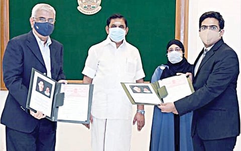 அரியலூரில் உயர்நிலை திறன் மேம்பாட்டு மையம் அமைப்பதற்கான புரிந்துணர்வு ஒப்பந்தத்தை, முதல்வர் பழனிசாமி முன்னிலையில், ராம்கோ சிமென்ட்ஸ் தலைமை செயல் அதிகாரி ஏ.வி.தர்மகிருஷ்ணன், தமிழ்நாடு திறன் மேம்பாட்டுக் கழக நிர்வாக இயக்குநர் வி.விஷ்ணு பரிமாறிக் கொண்டனர். உடன் தொழிலாளர் துறை அமைச்சர் நிலோபர் கபீல்.