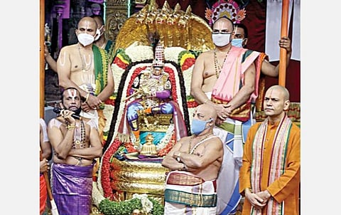 திருப்பதி ஏழுமலையான் கோயில் பிரம்மோற்சவத்தின் 2ம் நாளான நேற்று காலை, சின்ன சேஷ வாகனத்தில் எழுந்தருளிய மலையப்பர்.