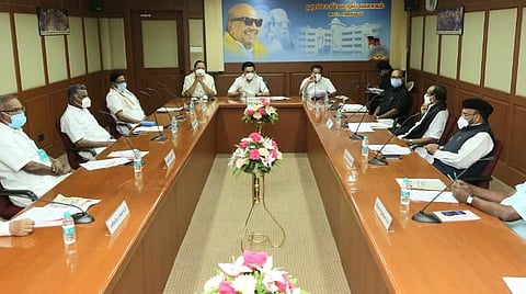 ‘கார்ப்பரேட் நிறுவனங்களுக்கு சிவப்புக் கம்பளம், பதுக்குதல் தாராளமயம்’: திமுகவின் அனைத்துக் கட்சிக் கூட்டத்தில் பாஜக- அதிமுகவுக்கு கண்டனம்