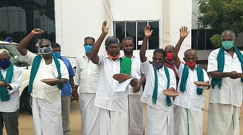 மாவட்ட ஆட்சியர் அலுவலக வளாகத்தில் ஆர்ப்பாட்டத்தில் ஈடுபட்ட விவசாயிகள். | படம்: ஜெ.ஞானசேகர்