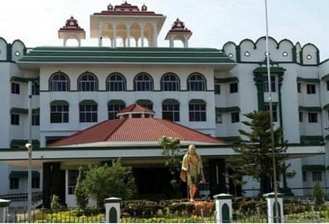 மாணவர்களின் சான்றிதழ்களைப் பாதுகாக்க டிஜிட்டல் லாக்கர் முறை அமல்படுத்தப்படுமா?- மத்திய, மாநில அரசுகள் பதிலளிக்க உயர் நீதிமன்றம் உத்தரவு