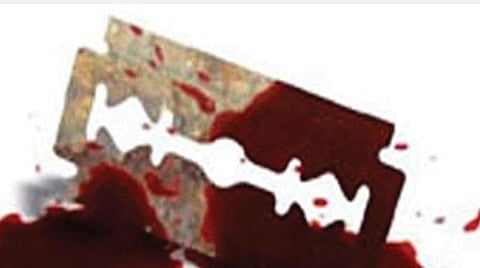 நீதிமன்றத்தில் பிளேடால் உடலை கீறிக்கொண்ட கைதி