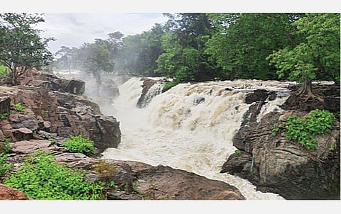 ஒகேனக்கல்லில் ஆர்ப்பரிக்கும் வெள்ளம்: நீர்வரத்து 70 ஆயிரம் கனஅடியாக உயர்வு