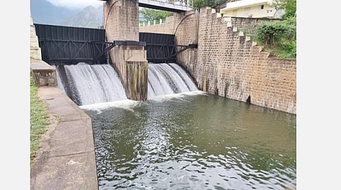 ராமநதி அணையில் இருந்து உபரி நீர் வெளியேற்றப்படுகிறது.
