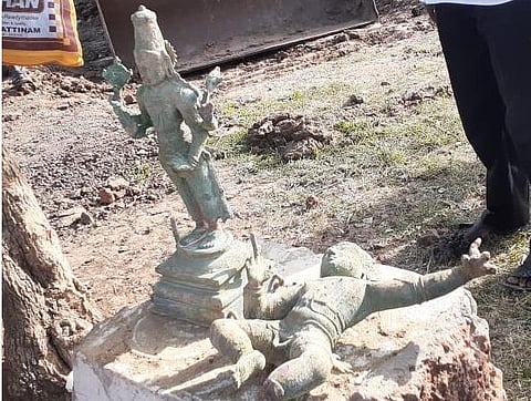 பள்ளம் தோண்டியபோது கண்டெடுக்கப்பட்ட சுவாமி சிலைகள்.