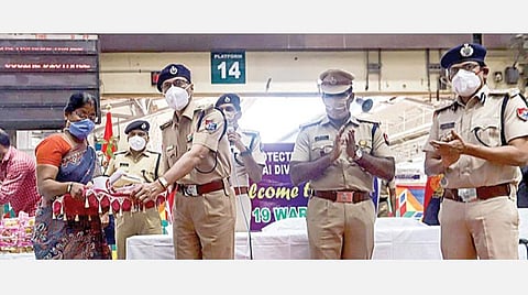 கரோனா தொற்றில் இருந்து குணமடைந்த 49 ஆர்பிஎஃப் வீரர்கள் நேற்று பணிக்குத் திரும்பினர். அவர்களை வரவேற்கும் நிகழ்ச்சி சென்னை சென்ட்ரல் புறநகர் ரயில் நிலைய வளாகத்தில் நடந்தது. இதில், ரயில்வே பாதுகாப்புப் படை ஐஜி பிரேந்திரகுமார், டிஐஜி அருள்ஜோதி உள்ளிட்டோர் பங்கேற்றனர்.படம்: பு.க.பிரவீன்