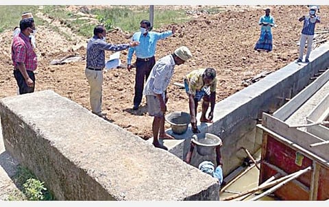 காஞ்சிபுரம் பரந்தூர் ஏரியில் நடைபெற்று வரும் குடிமராமத்துப் பணிகளை ஆய்வு செய்கிறார்  ஆட்சியர் பொன்னையா.