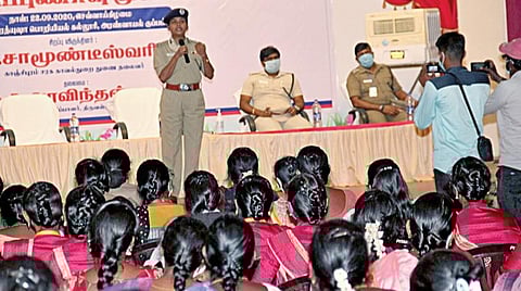 திருவள்ளூர் மாவட்ட காவல் துறை சார்பில், பெண்களுக்கு எதிரான குற்றங்களை தடுப்பது குறித்த விழிப்புணர்வு கருத்தரங்கத்தில் கலந்துகொண்டு உரையாற்றுகிறார் காஞ்சிபுரம் சரக டிஜஜி சாமுண்டீஸ்வரி.