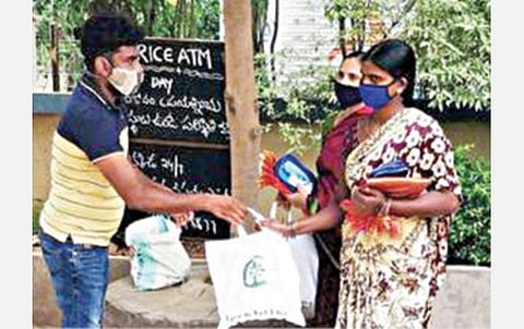 ஹைதராபாத்தில் ஏழைகளுக்கு அரிசி, காய்கறி வழங்கிய இளைஞர்.