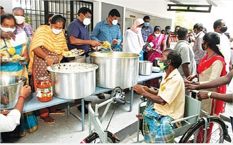 திங்கள்கிழமை தினத்தில் மனுக்கள் அளிக்க வரும் மாற்றுத்திறனாளிகளுக்கு உணவு வழங்கும் திட்டத்தை தொடங்கி வைத்த ஆட்சியர் கந்தசாமி.