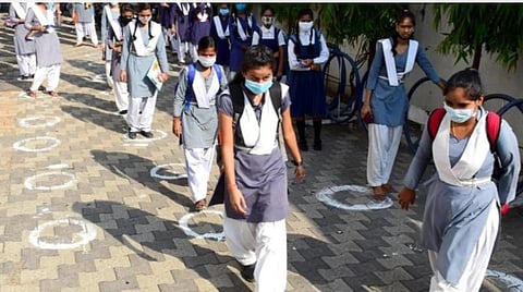 10,11,12 ஆம் வகுப்புகள் அக்.1 முதல் செயல்பட தமிழக அரசு அனுமதி: என்னென்ன கட்டுப்பாடுகள்?- முழு விவரம்