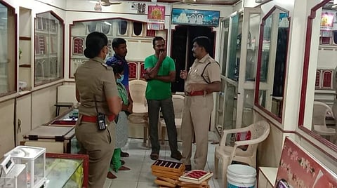 அரியலூர் நகைக்கடையில் சோதனை மேற்கொள்ளும் போலீஸார்.