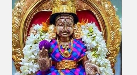சுக்கிரவாரத்தில் மகாலக்ஷ்மிக்கு குங்கும அர்ச்சனை