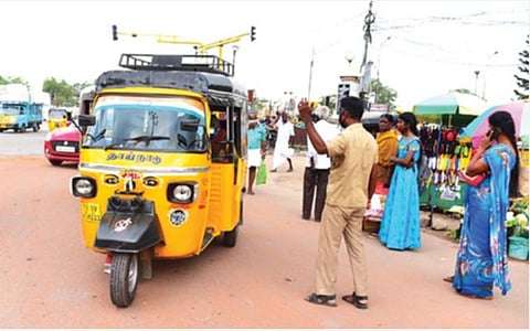 பெரியார் பஸ் நிறுத்தத்தில் பேருந்துகளுக்கு இடையூறாக நிற்கும் ஆட்டோக்களை வெளியேற்றும் பணியில் ஈடுபட்டுள்ள ஓட்டுநர். படங்கள்: எஸ்.கிருஷ்ணமூர்த்தி