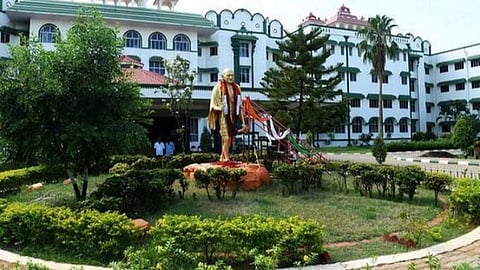 பழநி கோயில் தூய்மைப்பணி டெண்டர் ரத்து உத்தரவுக்கு தடை