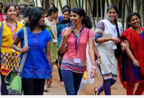 தேர்வு முடிவுகளில் தாமதம் ஏற்பட்டால் நவ.18 முதல் கல்லூரி முதலாமாண்டு வகுப்புகள்: யுஜிசி விதிமுறைகள் வெளியீடு